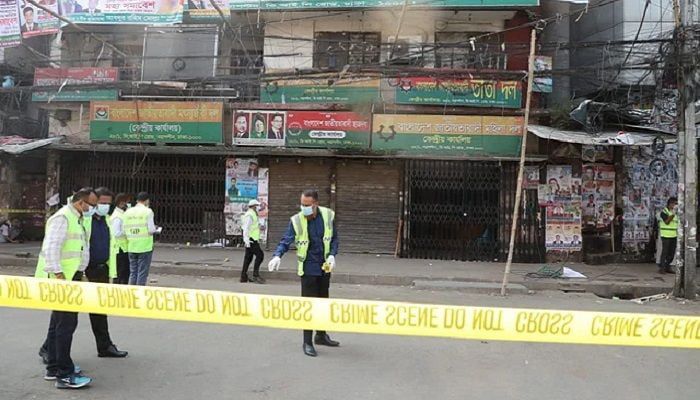 A forensic investigation team of the Police's Criminal Investigation Department (CID) was seen searching for crime evidence from the BNP's central office in Nayapaltan || Photo: Collected 