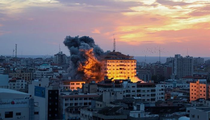 Smoke rises during an Israeli airstrike targeting a residential tower in Gaza City, on Oct. 7, 2023 || Photo: Xinhua
