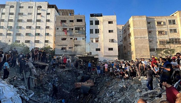 Palestinians gather at the site of an Israeli strike on a house, amid the ongoing conflict between Israel and Palestinian Islamist group Hamas, in Gaza City October 21, 2023 || Photo: Reuters