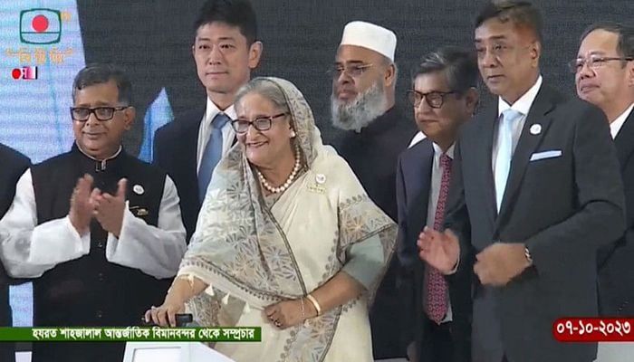 Prime Minister Sheikh Hasina inaugurated the impressive third terminal today, using the slogan "transforming dreams into reality." Prior to the ceremony, the prime minister took a tour of the terminal, inspecting the various amenities and engaging with the airport staff.