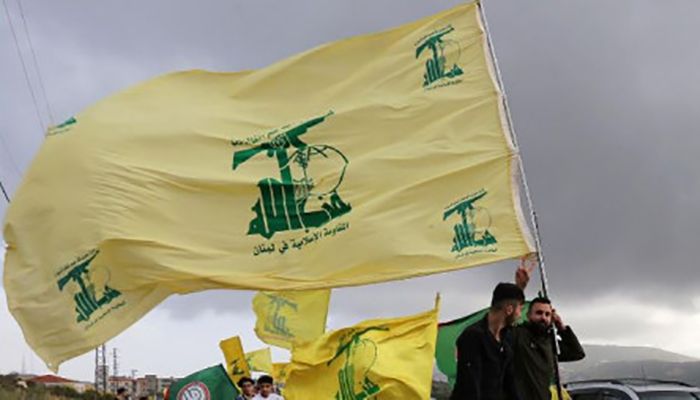 A supporter of Lebanon's Hezbollah gestures as he holds a Hezbollah flag in Marjayoun, Lebanon May 7, 2018 || Photo: Reuters