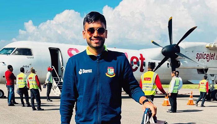 Mehedi Hasan Miraz poses for a photo after reaching Dharamsala with the Bangladesh contingent on October 03, 2023 || Photo: Facebook