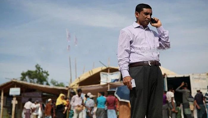Mohibullah, a leader of Arakan Rohingya Society for Peace and Human Rights, talks on the phone in Kutupalong camp in Cox`s Bazar || Photo: Rueters