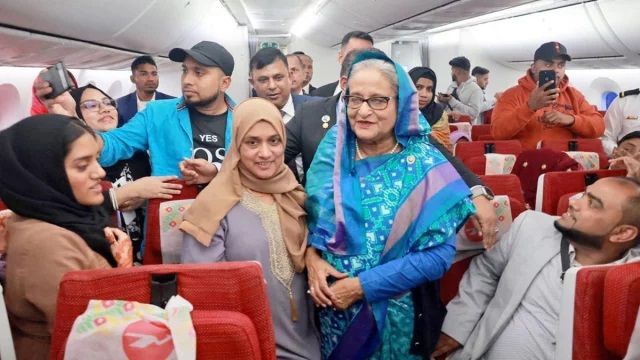Many passengers were seen taking pictures and selfies, while women hugged the Prime Minister.
