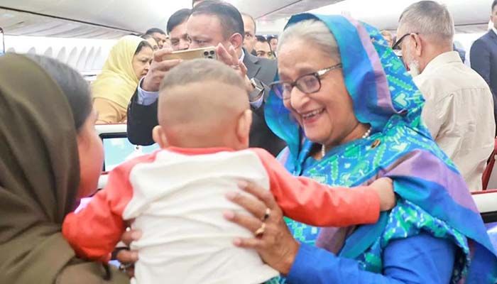 Apart from joking with the children, the Prime Minister hugs the elderly and asks them to know their skills. At this time he caressed a small child in his arms. Many take mobile phones or cameras to take pictures.
