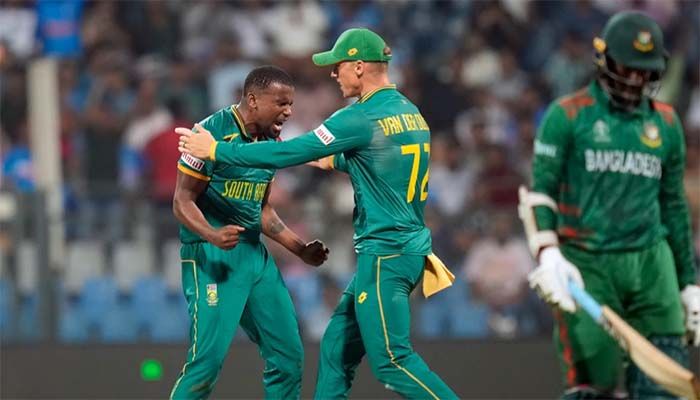 South Africa's Lizaad Williams, left, celebrates the wicket of Bangladesh's captain Shakib Al Hasan, right, during the ICC Men's Cricket World Cup match between Bangladesh and South Africa in Mumbai, India, Tuesday, Oct. 24, 2023 || Photo: AP 