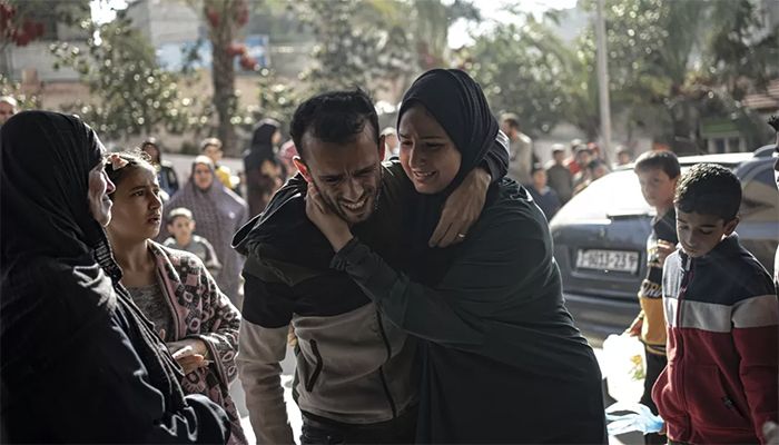 Palestinians wounded in the ongoing Israeli bombardment of the Gaza Strip arrive at a hospital in Khan Younis on Friday, Nov. 17, 2023 ।। Photo: AP