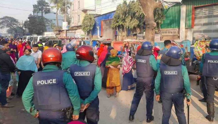 Police-woker face off near Gazipur || Photo: Collected