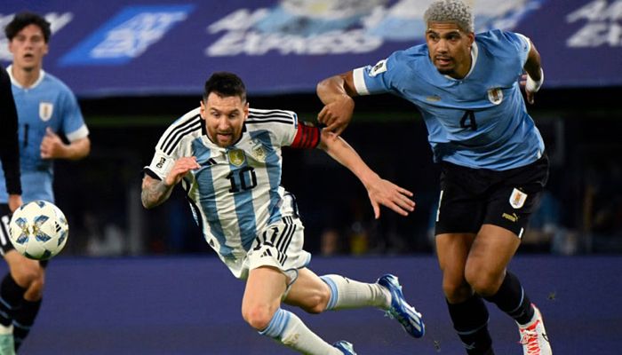 Uruguay's defender Ronald Araujo fouls Argentina's forward Lionel Messi || Photo: AFP