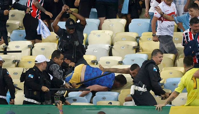 Fans of Argentina clash with Brazilian police before the start of the 2026 FIFA World Cup South American qualification football match between Brazil and Argentina at Maracana Stadium in Rio de Janeiro, Brazil, on 21 November, 2023 || Photo: AFP