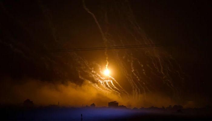 Smoke and flares dropped by Israeli forces over the Gaza Strip || Photo: AFP
