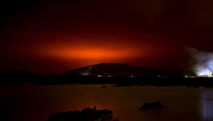 The red shimmer from magma flowing out from the erupting Fagradalsfjall volcano || Photo: AFP