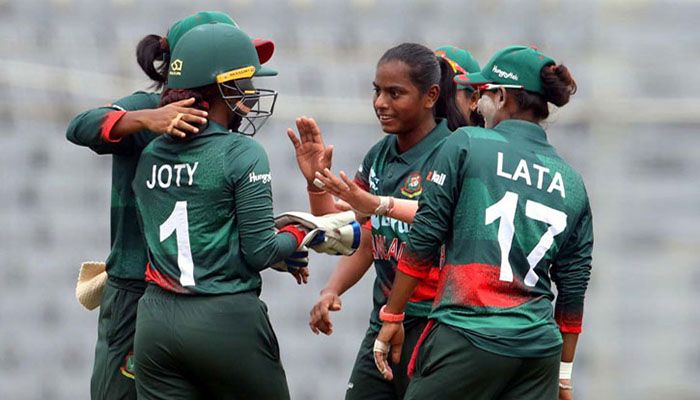 Fast bowler Marufa Akter cheering with other bangladesh cricketers || Photo: Collected 