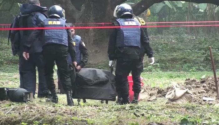 RAB Recoveres 41 Crude Bombs From Abandoned House In C’nawabganj