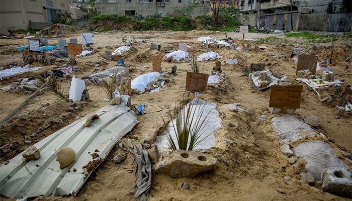 Shallow tombs at a makeshift cemetery in a residential neighbourhood near Gaza City's al-Shabiyah district || Photo: AFP