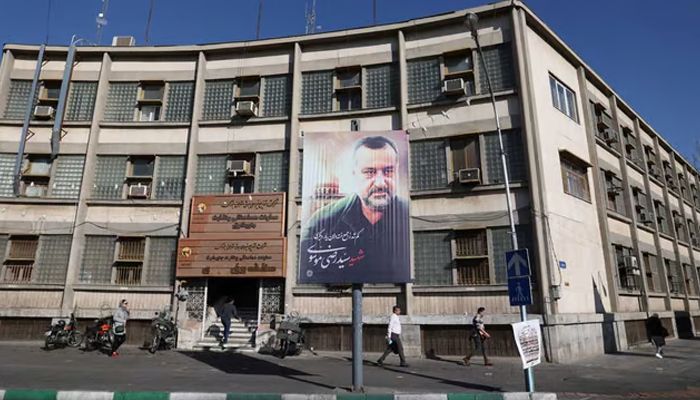 A billboard with a picture of the senior adviser for Iran's Revolutionary Guards, Sayyed Razi Mousavi hangs in a street in Tehran || Photo: Reuters