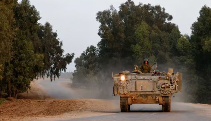 Israeli armored personnel carrier (APC) maneuvers on a road outside the border with central Gaza || Photo: Reuters