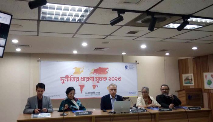 Iftekharuzzaman, the Executive Director of Transparency International Bangladesh, provided detailed insights into the findings and discussed the prevailing state of corruption during a media briefing || Photo: Collected