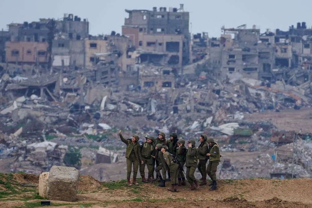Israel: Female Israeli soldiers pose for a photograph on the Gaza Strip border || Photo: AP