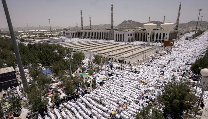 Muslim pilgrims pray outside Namira Mosque in Arafat on the second day of the annual Hajj pilgrimage near the holy city of Makkah, Saudi Arabia, June 27, 2023 || Photo: AP