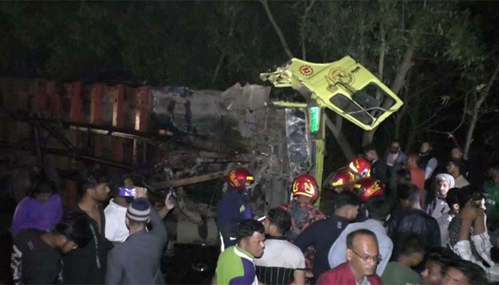 5 Killed In Bus-Truck Collision In Madaripur 