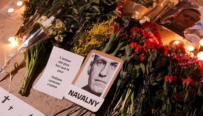 US Envoy Visits Navalny Shrine Amid Heavy Police Curbs