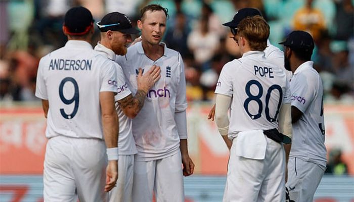 England's Tom Hartley celebrates with teammates after taking the wicket of India's Jasprit Bumrah, caught out by Jonny Bairstow ||  Photo: Reuters
