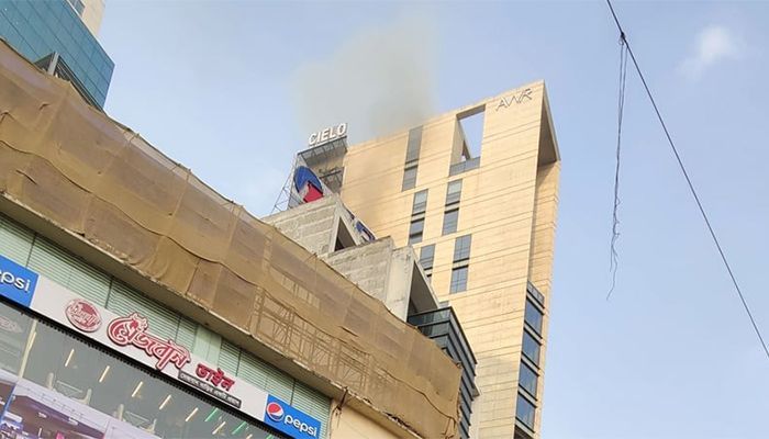Fire At Multi Storey Building In Dhaka’s Gulshan Under Control