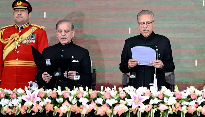 Pakistan's President Office, President Arif Alvi administers the oath of office to newly elected Prime Minister Shehbaz Sharif || Photo: Collected