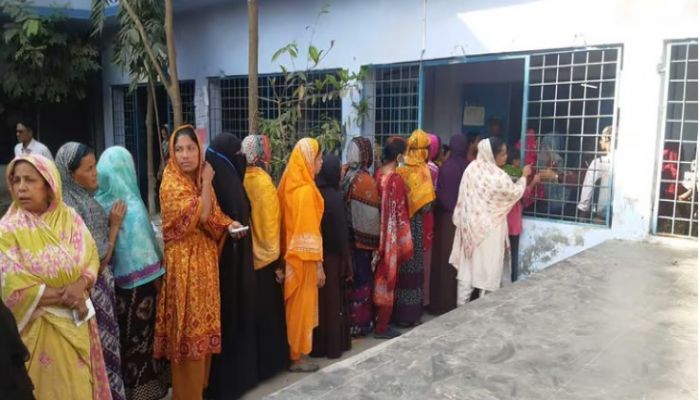 Voters In A Que In MCC Elections Polling Centre. Photo: Collected 