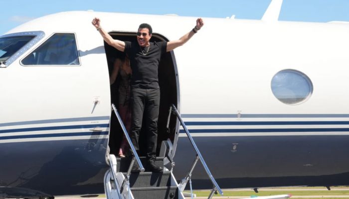 Lionel Richie Arriving In His Hometown Of Tuskegee, Alabama. Photo: Collected