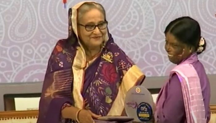 PM Hands Over Best Joyeeta Award To 5 Women