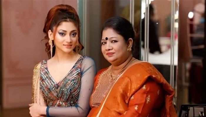 Dhallywood actress ﻿Puja Cherry with her mother Jharna Roy || Photo: Collected