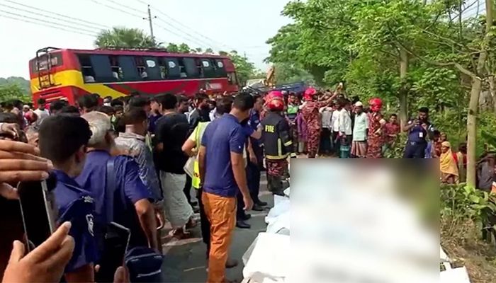 Tragic Head-On Collision Claims 13 Lives In Faridpur