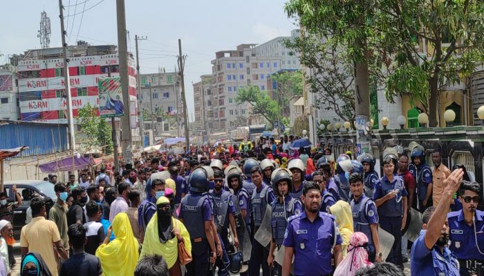 60 Hurt As RMG Workers And Police Clash In Narayanganj
