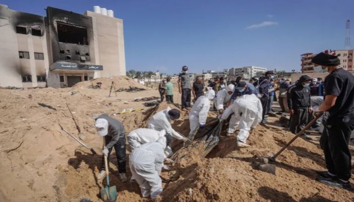 Palestinian Health Workers Unearth A Body Buried By Israeli Forces Inside Nasser Hospital Compound In Khan Yunis In The Southern Gaza Strip On April 21, 2024. Photo: AFP