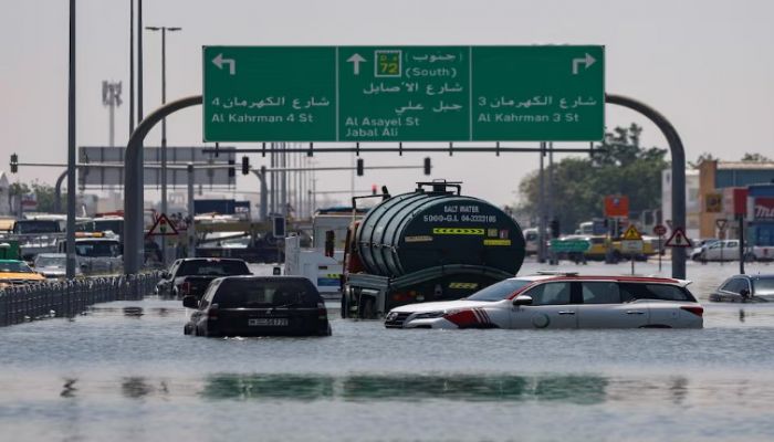 Cars Are Stranded In Flood Water On A Blocked Highway Following Heavy Rainfall, In Dubai, United Arab Emirates. Photo: Collected 