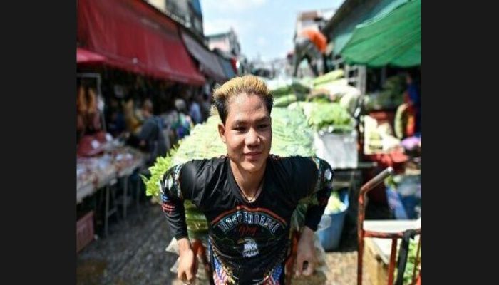 A Vendor Sweats As He Pulls A Vegetable Cart At Khlong Toei Market In Bangkok On Thursday. Photo: Collected 