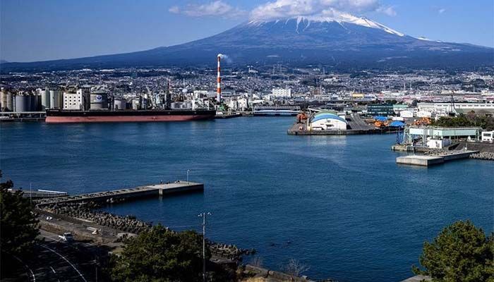 A barrier to block Mount Fuji from view will be installed in a popular photo spot to deter crowds of badly behaved foreign tourists || Photo: AFP