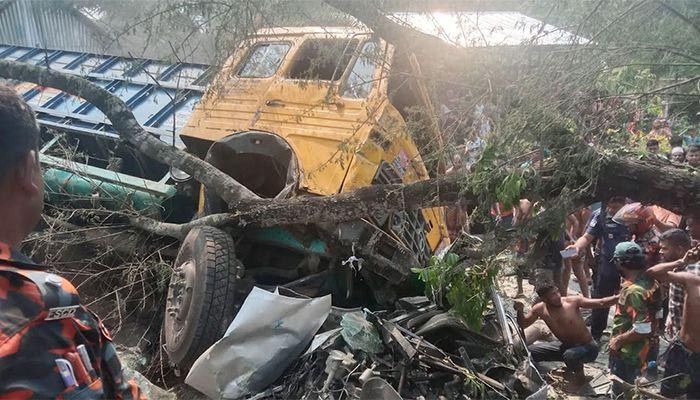 14 Dead In Three-Vehicle Collision In Jhalokathi