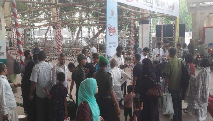 Kamalapur Station Buzzing With Homebound Travellers