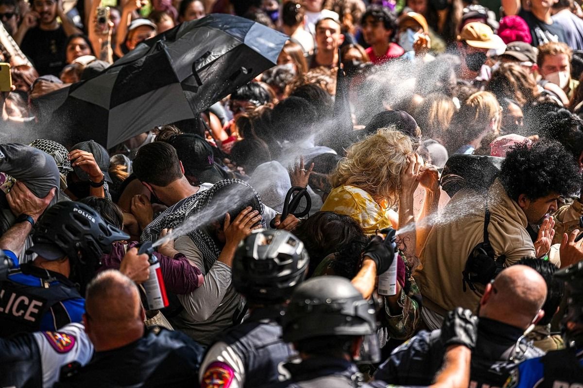 A state trooper pepper-sprays pro-Palestinian protesters after police vehicles were blocked at the University of Texas at Austin on April 29, 2024 || Photo: Aaron E. Martinez / Reuters