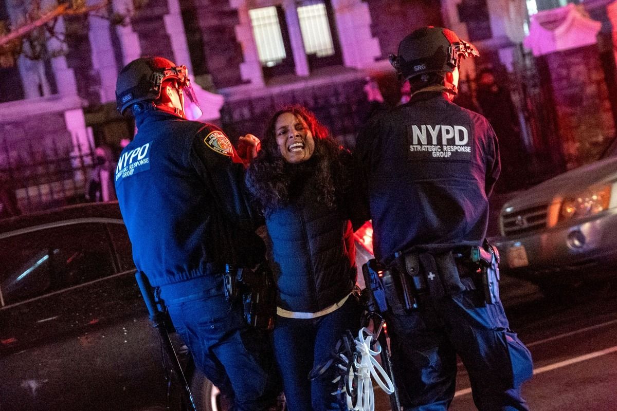 Police arrest protesters during pro-Palestinian demonstrations at the City College Of New York on April 30, 2024, in New York City || Photo: Spencer Platt / Getty