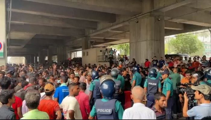 Autorickshaw Drivers Block Roads In Mirpur Protesting Ban