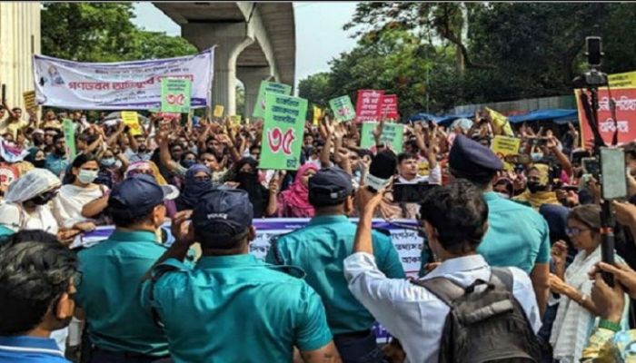 Demonstrators Block Shahbagh Intersection