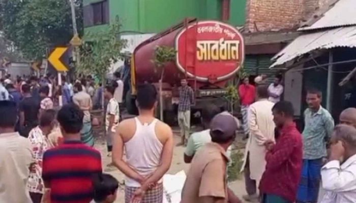 2 Killed As Lorry Ploughs Through Dinajpur Tea Stall