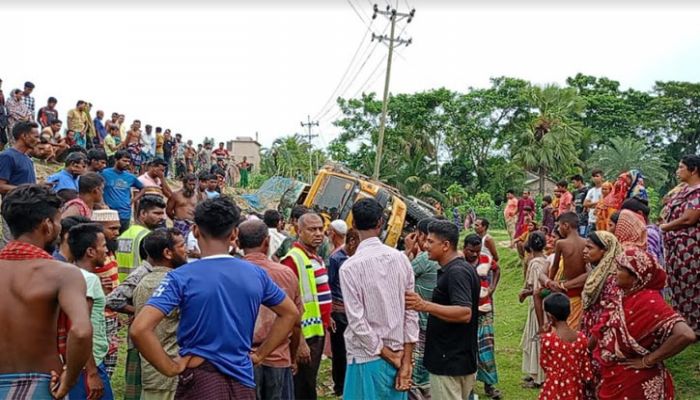2 Killed, 11 Injured As Truck Overturns In Satkhira