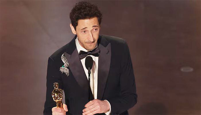 Adrien Brody accepts the Oscar for Best Actor in a Leading Role for "The Brutalist" || Photo : Collected